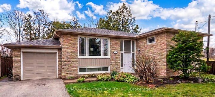 447 Loretta Crescent — photo 1