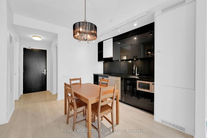 Property Photo:  125 Peter Street 2111  ON M5V 2G9 
