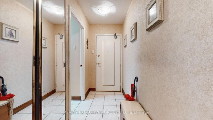 Property Photo:  8111 Yonge Street 1403  ON L3T 4V9 