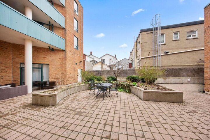 Property Photo: 185 Robinson Street 202 ON L6J 7P6