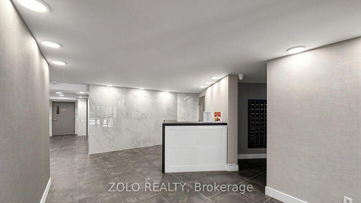 Property Photo: 20 Edgecliff Golfway 915 ON M3C 3A4