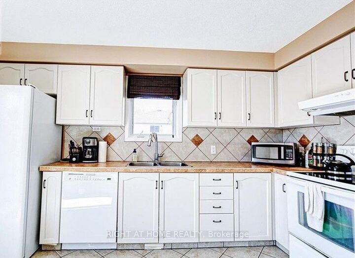 Property Photo: 47 Jackson Court W ON L3C 7G2