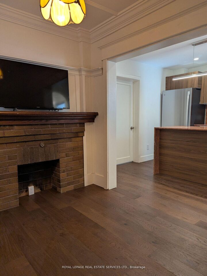 Property Photo:  264A Hastings Avenue Main  ON M4L 2M1 