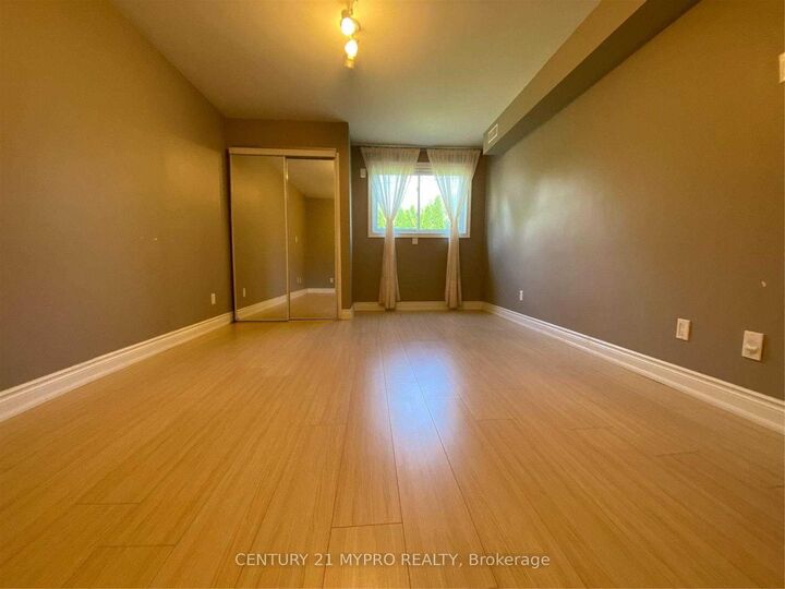 Photo de la propriété:  16 North Hills Terrace Lower  ON M3C 1M6 