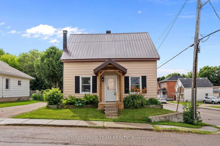 Property Photo: 145 Munroe Avenue W ON K7V 3L2