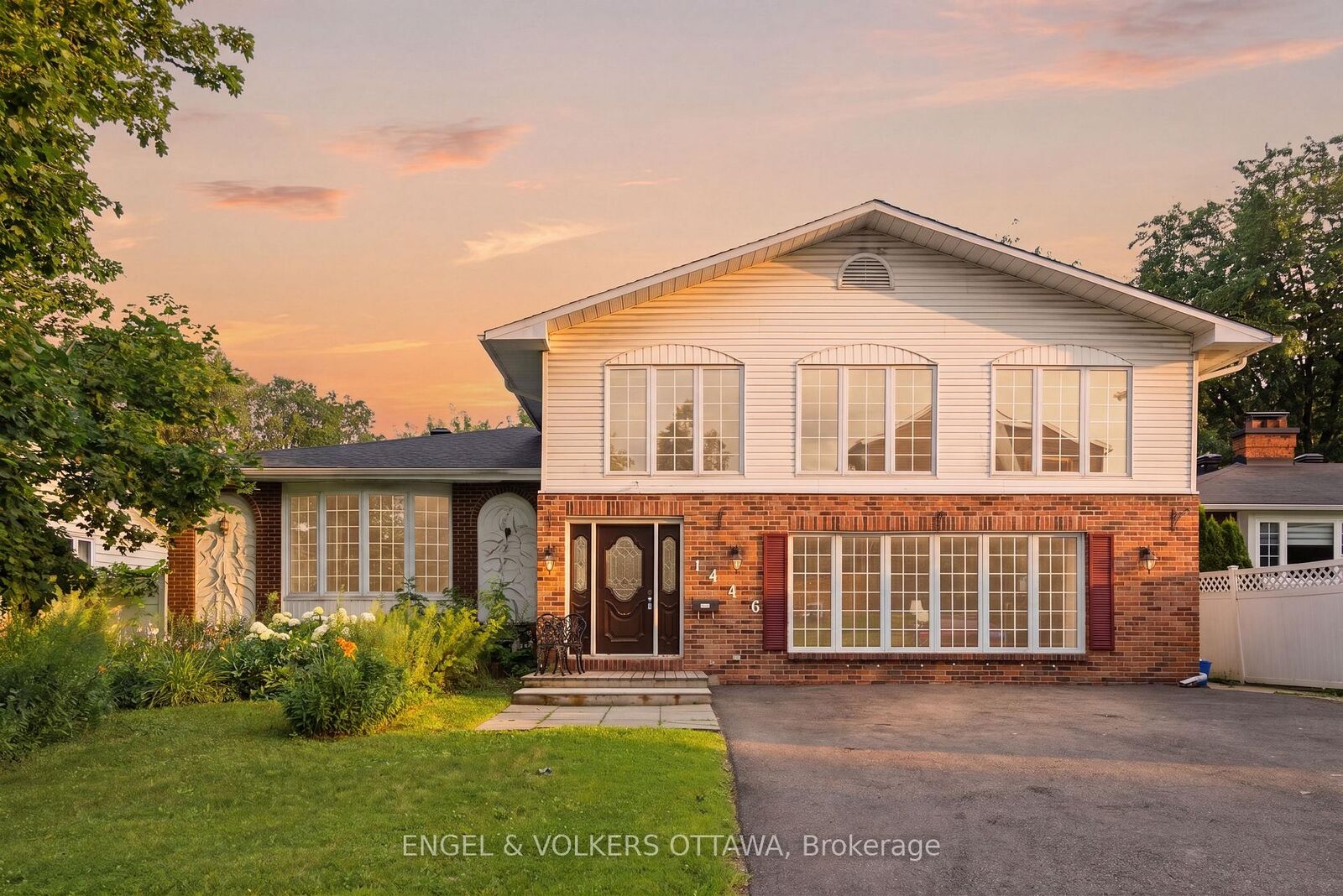 Property Photo:  1446 Ridgebrook Drive  ON K1B 4H1 
