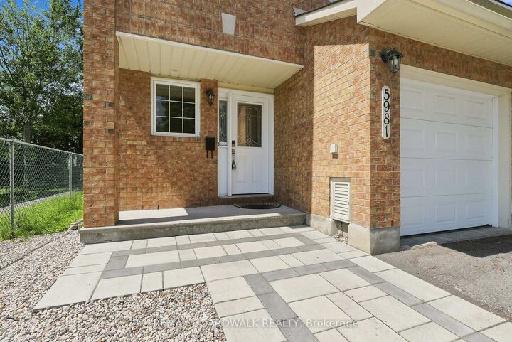 Property Photo: 5981 Pineglade Crescent ON K1W 1G7
