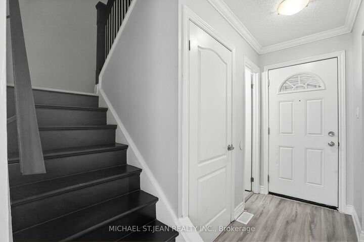 Property Photo:  125 Limeridge Road W 7  ON L9C 2V3 