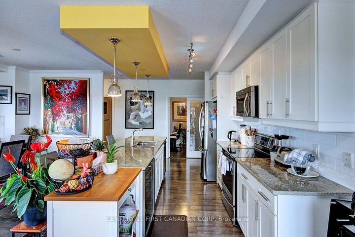 Property Photo:  330 Ridout Street N 2108  ON N6A 0A7 
