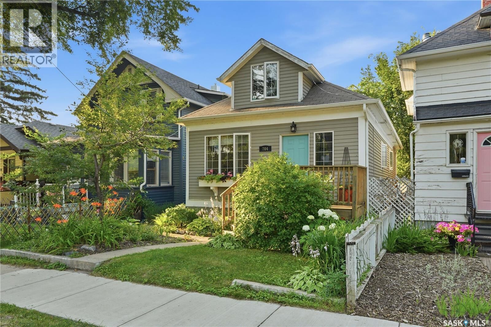 Property Photo: 704 32nd Street W SK S7L 0T4
