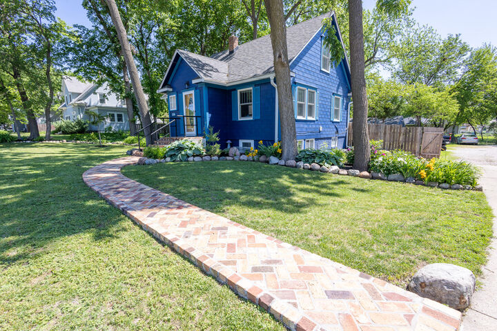 Property Photo: 1714 Grand Avenue IA 50010