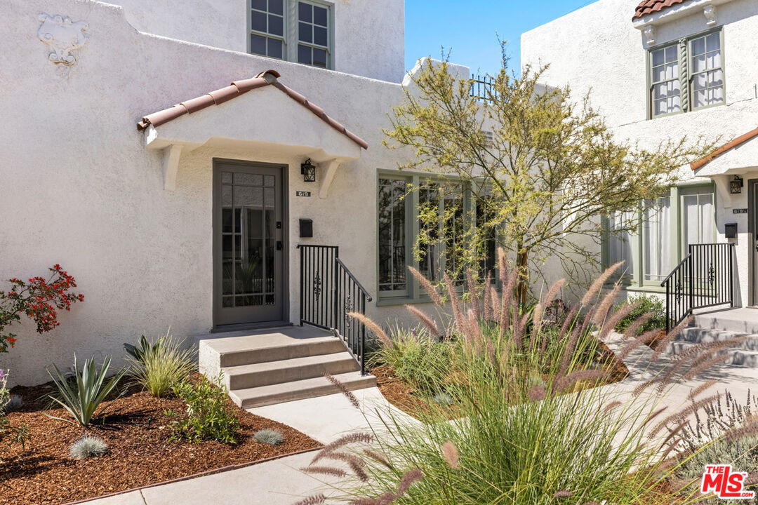 Property Photo:  619 N Sycamore Ave  CA 90036 