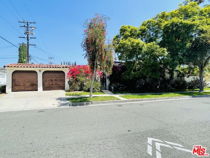 Property Photo:  201 N Doheny Dr  CA 90211 