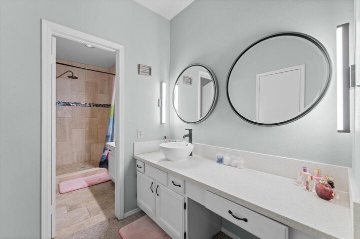 Property Photo:  17557 Red Oak Dr Drive 7557  TX 77090 