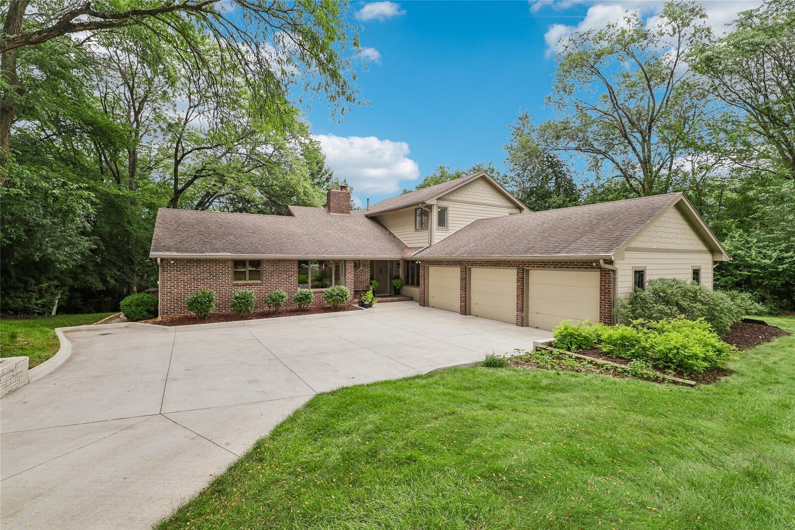 Property Photo: 3301 Valley Ridge Court IA 50265