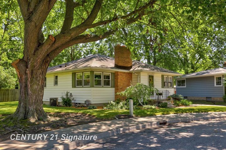 Property Photo:  9 Oakland Court  MI 48732 