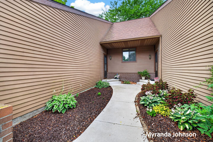 Property Photo: 743 Bradford Place NE MI 49525