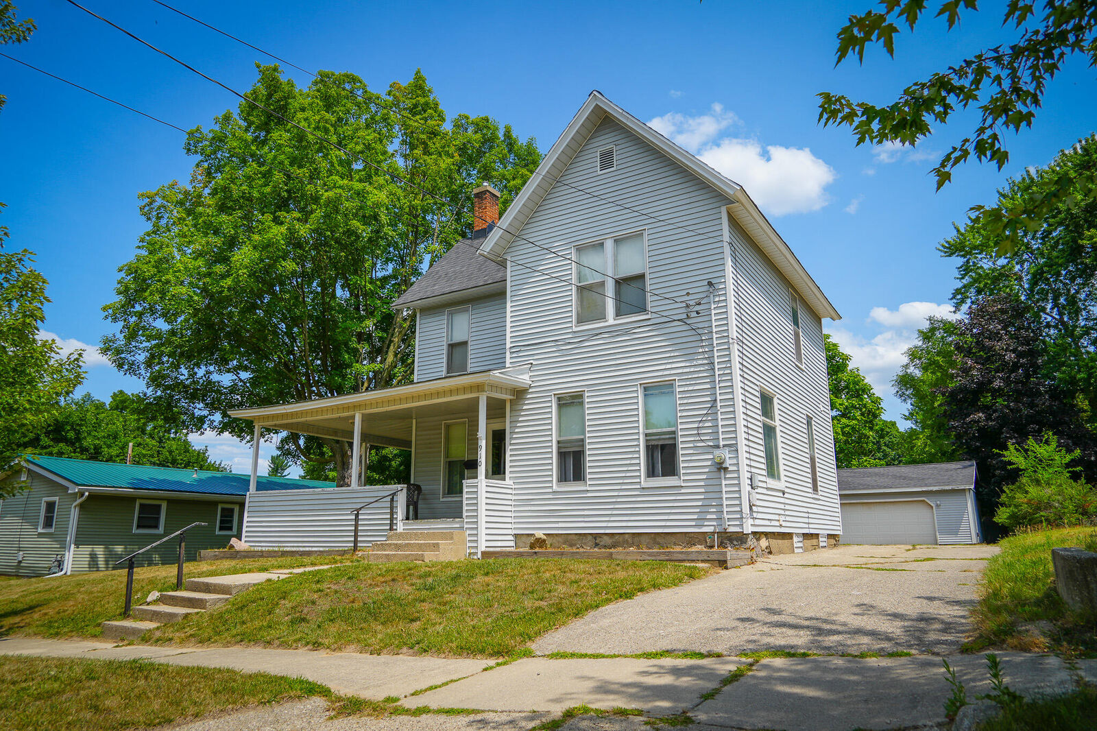 Property Photo: 910 Pleasant Street MI 48809