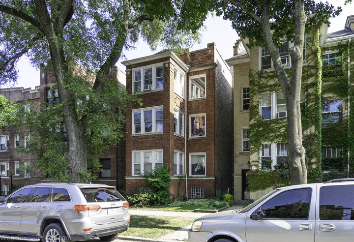 Property Photo:  2009 W Birchwood Avenue  IL 60645 
