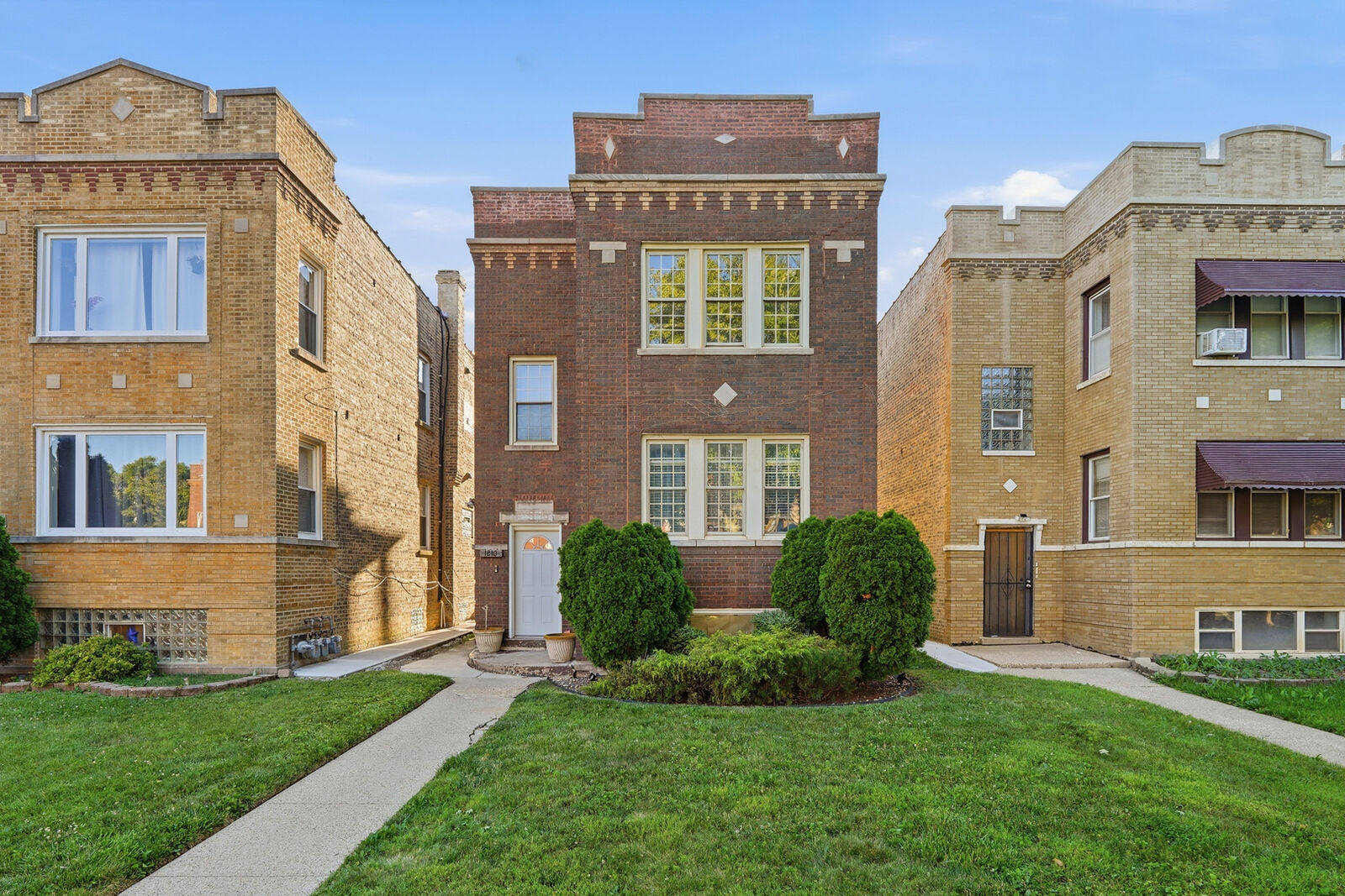 Property Photo:  1810 N Linder Avenue  IL 60639 