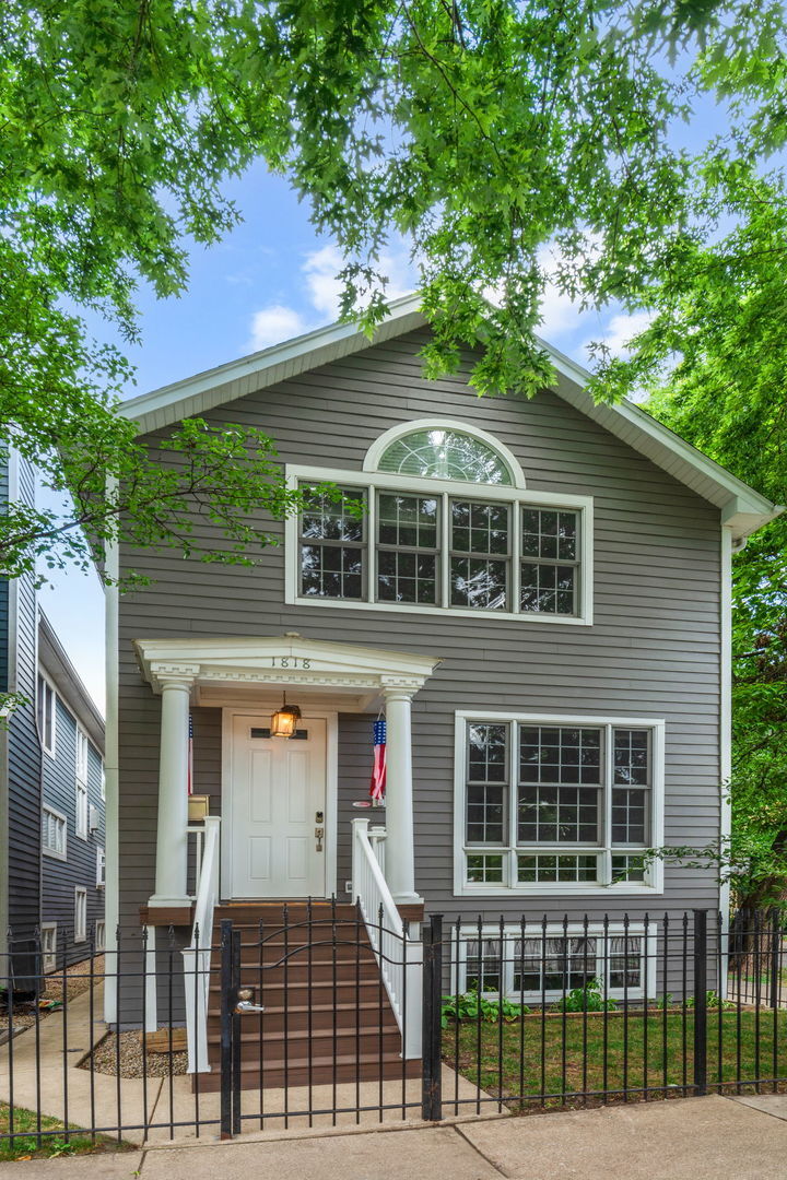 Property Photo: 1818 W Barry Avenue IL 60657