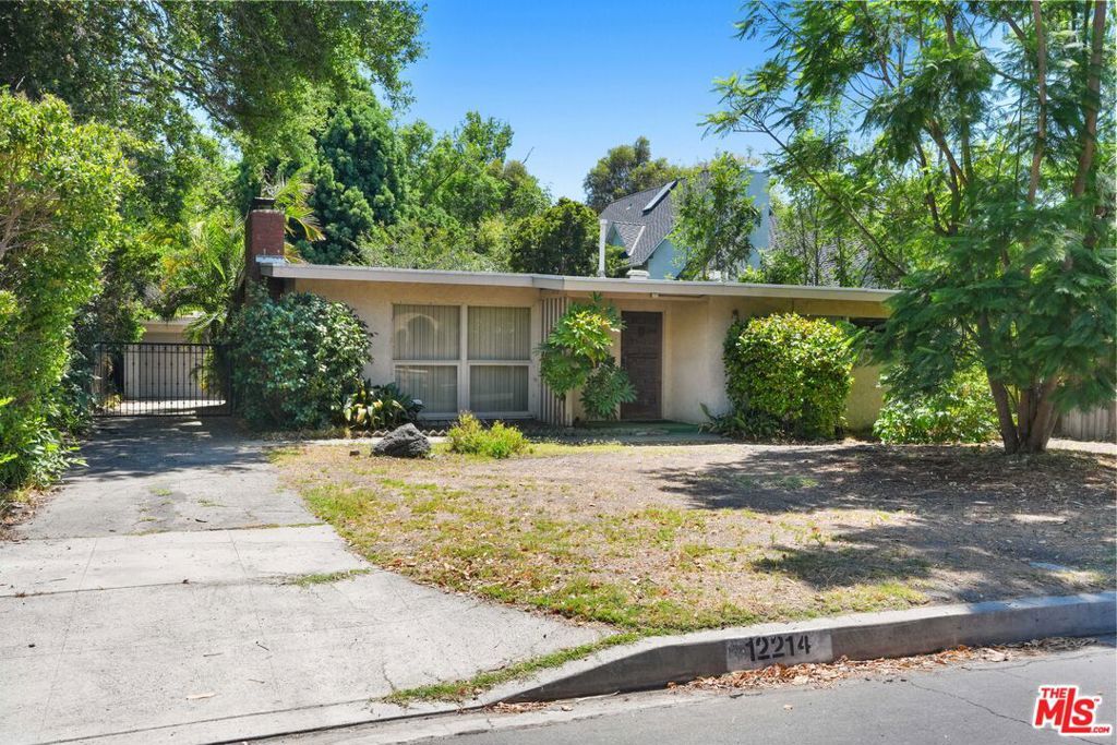 Property Photo: 12214 Huston Street CA 91607