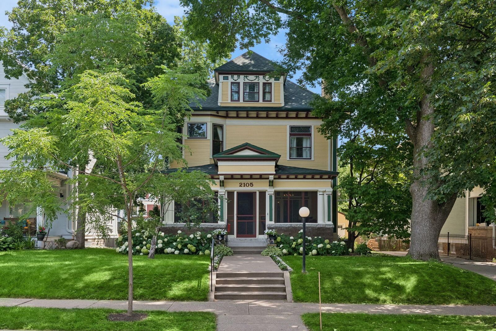 Property Photo:  2105 Girard Avenue S  MN 55405 