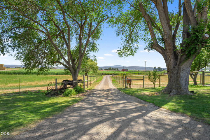 Property Photo: 7800 NW Lamonta Road OR 97754