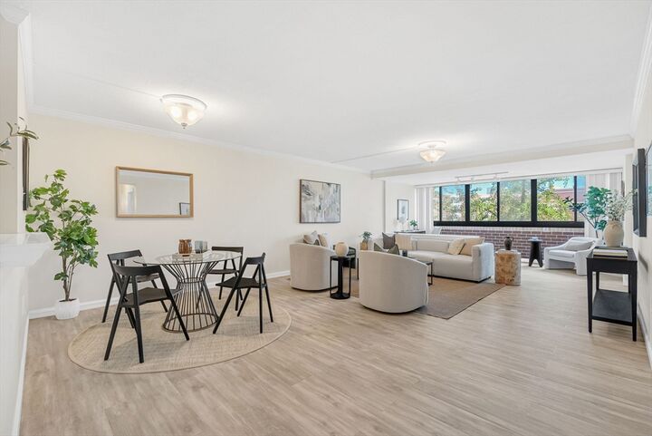 Property Photo: 9 Hawthorne Pl 7H MA 02114