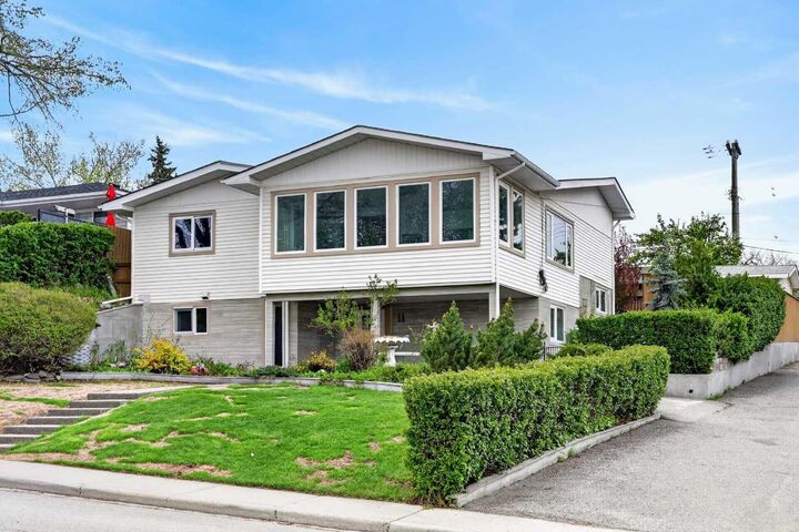11 Selkirk Drive SW — photo 1