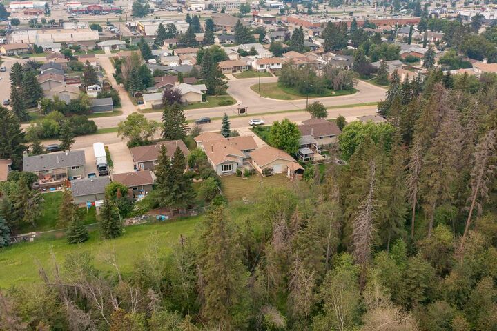 Property Photo: 37 Pamely Avenue AB T4P 1L2