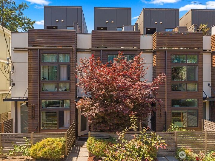 Property Photo: 6911 California Avenue SW C WA 98136
