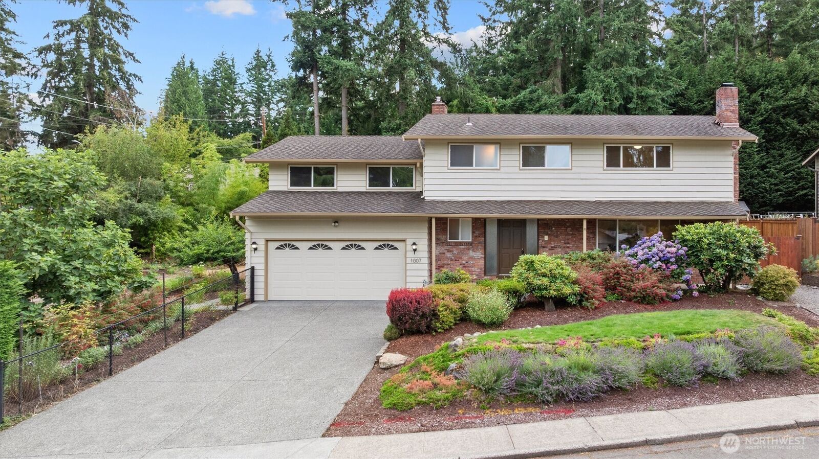 Property Photo:  1007  174th Avenue NE  WA 98008 
