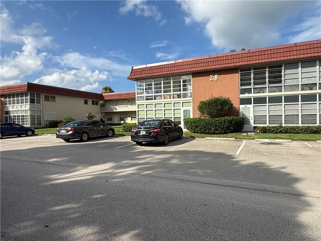 Property Photo: 28 Pine Arbor Lane 105 FL 32962