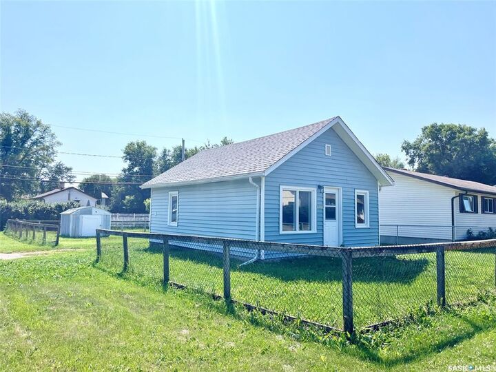 Property Photo:  1101 12th Street W  SK S6V 3E3 