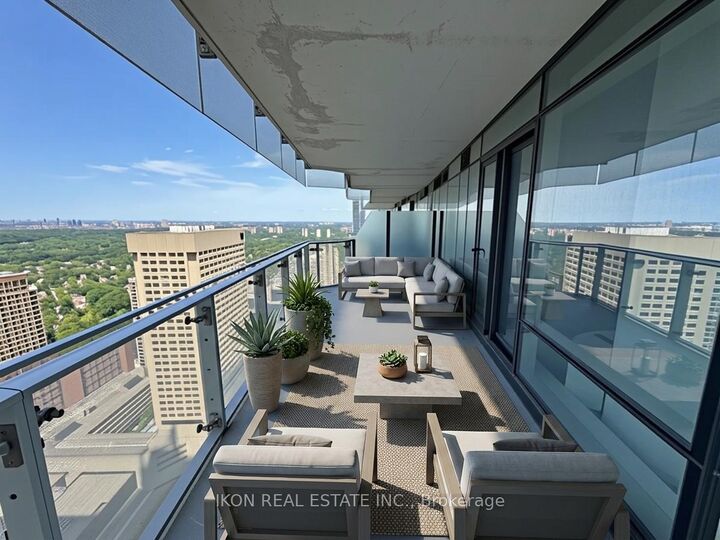 Property Photo:  1 Bloor Street E 3910  ON M4W 0A8 