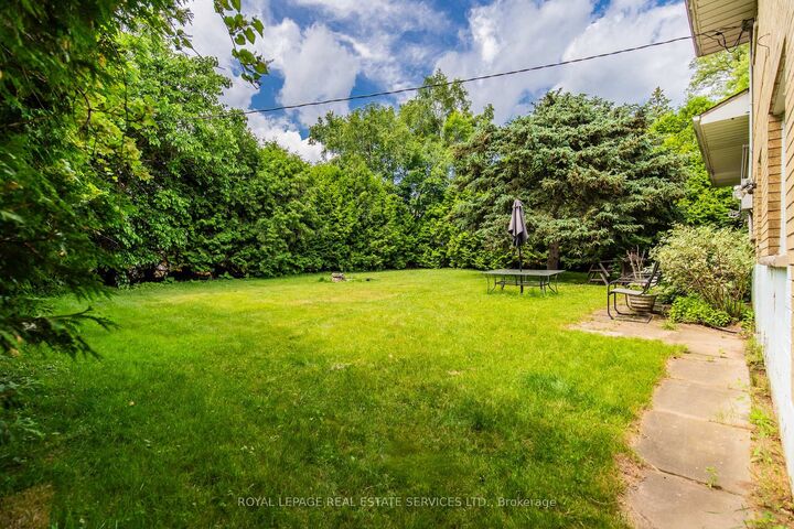 Property Photo: 227 Lakeshore Road W Unit #2 ON L6K 1E9