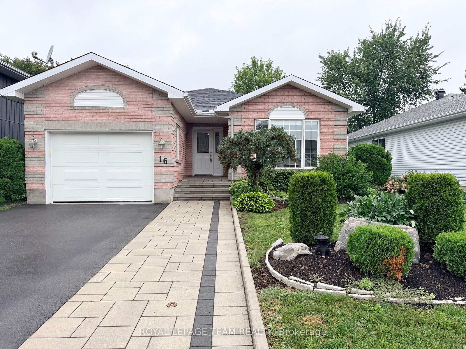 Property Photo:  16 Fairview Crescent  ON K7S 3V7 