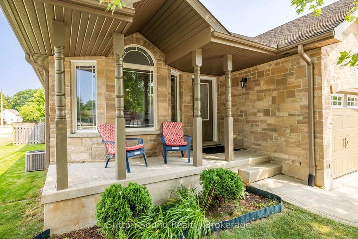 Property Photo: 221 2nd Avenue W ON N4K 0A6