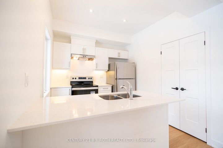 Property Photo: 236 Prince William Way ON L4N 0Y9