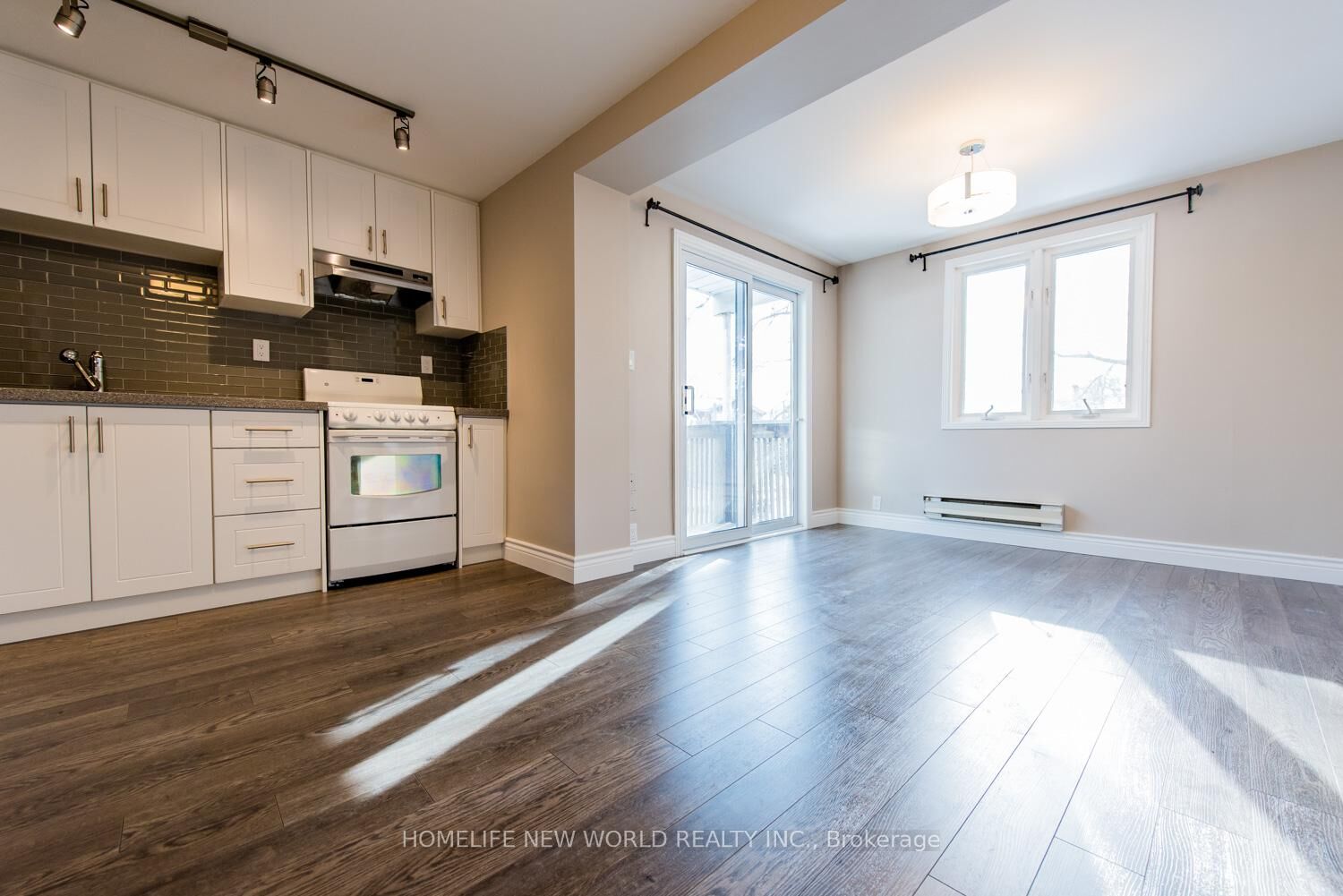 Property Photo:  258 Kenilworth Avenue 2  ON M4L 3S8 