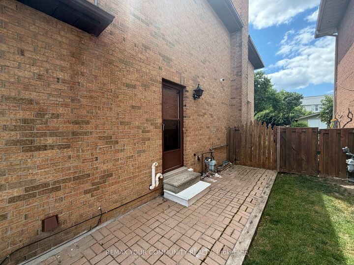 Property Photo:  414 Wycliffe Avenue  ON L4L 3P4 