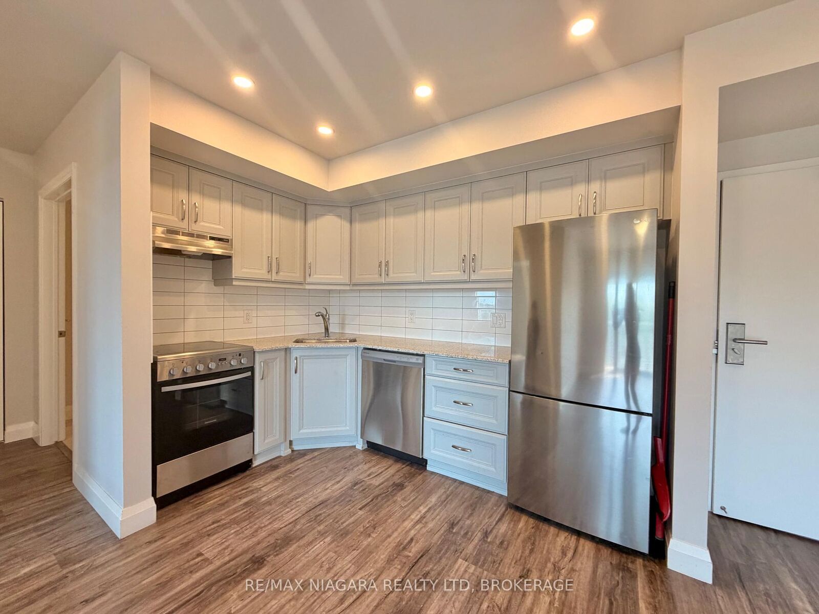 Property Photo: 5698 Main Street 405 ON L2G 5Z4