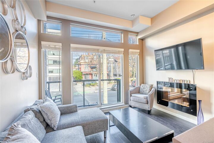 Property Photo:  1121 Fort St #203  BC V8V 3K9 