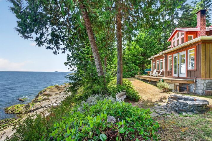 Property Photo: 105 Island Park Dr BC V0N 1P0