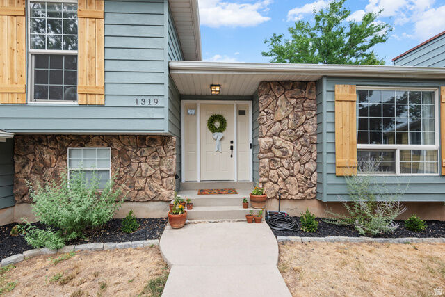Property Photo: 1319 Rainbow Cir UT 84040