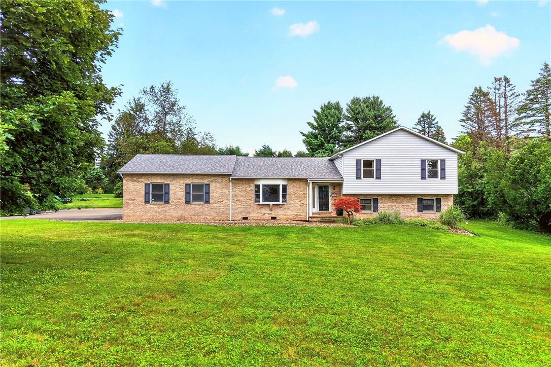 Property Photo:  167 Oak Ridge Dr  PA 16002 
