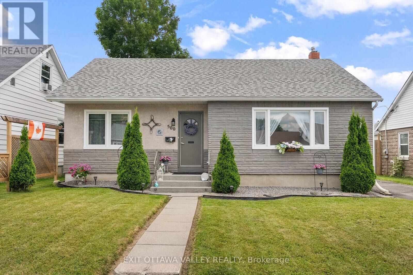 Property Photo:  500 Dominion Street  ON K7V 1H6 