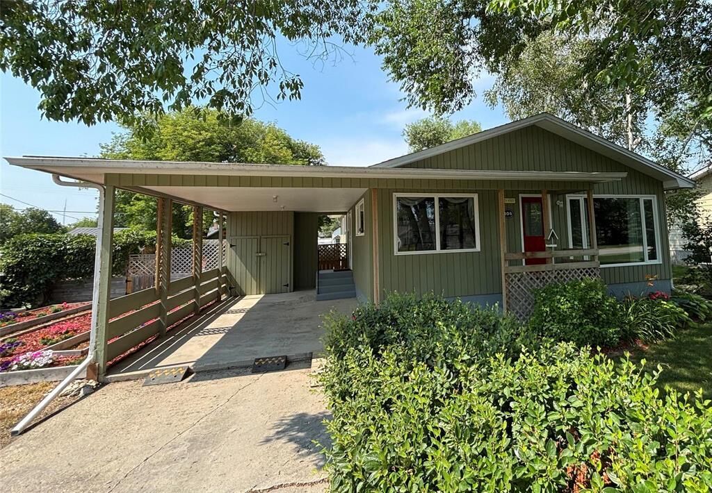 Property Photo: 104 4th Avenue MB R0C 1B0