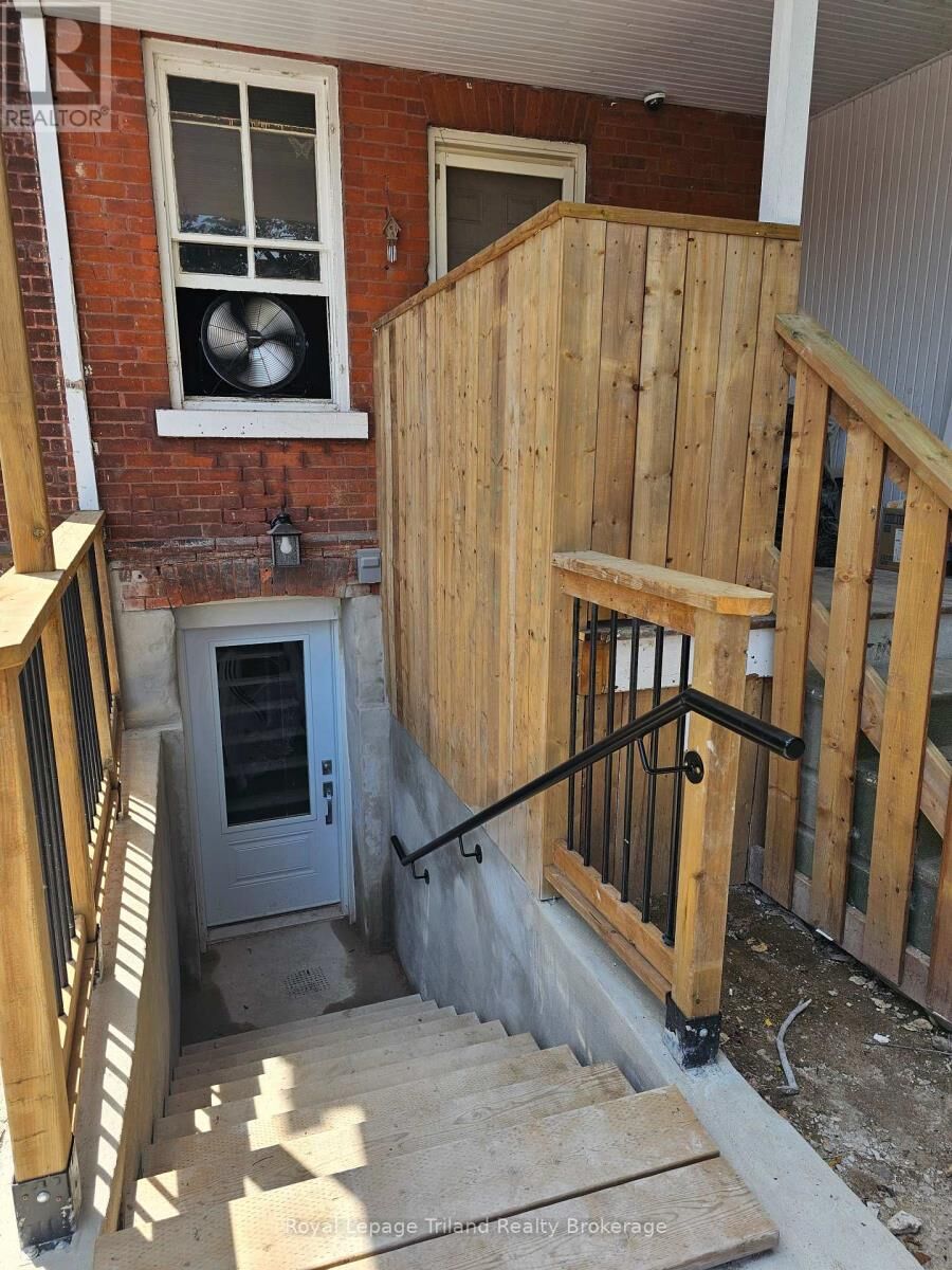 Property Photo:  565 Peel Street East 4  ON N4S 1K5 